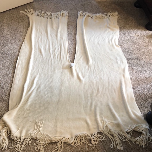 Francesca Ivory Shawl with fringe. - Picture 2 of 4